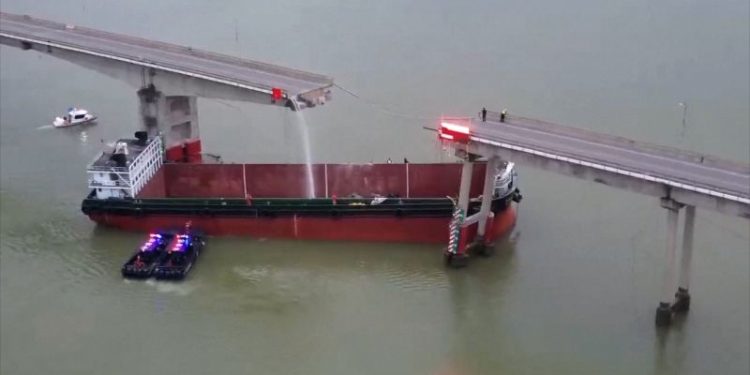 Bridge snaps in half in deadly cargo ship crash