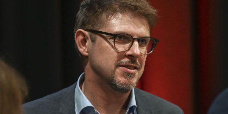 Teen hands himself into police after attack on German politician