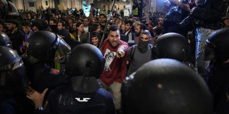 Tens of thousands march to demand Valencia leader resign over handling of deadly floods