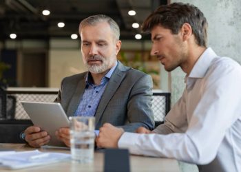 Warren Buffett’s $373 billion stance against the market is winning