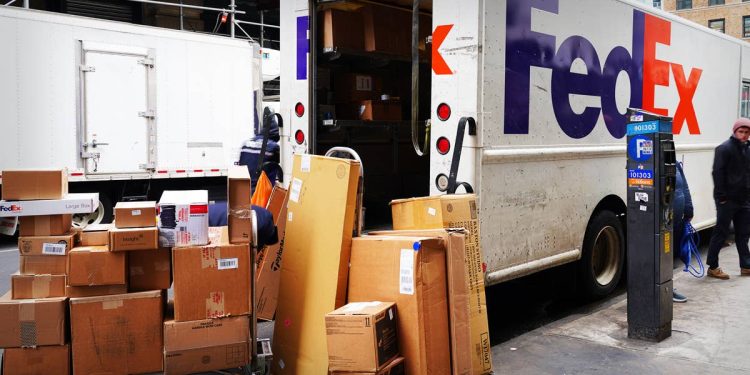 UPS vs. FedEx: Which dividend stock is poised to deliver in 2026