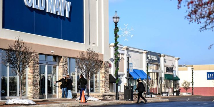 Mall retail giant closes stores, then admits business mistakes