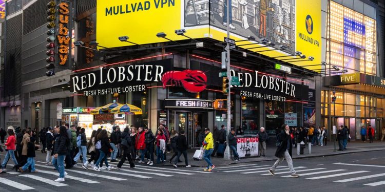 After bankruptcy, iconic seafood chain closes flagship restaurant