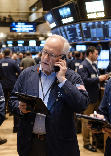 Dow gains 160 points as chip selloff drags Nasdaq ahead of earnings season